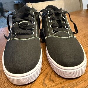 Kids Heelys Black Canvas Low-Top Sneakers with White Sole *** Brand new ***
